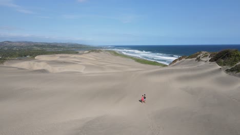 Un-Par-De-Jóvenes-Aventureros-Europeos-Cruzando-El-Parque-Nacional-De-Dunas-De-Arena-De-Sigatoka-Hacia-La-Playa