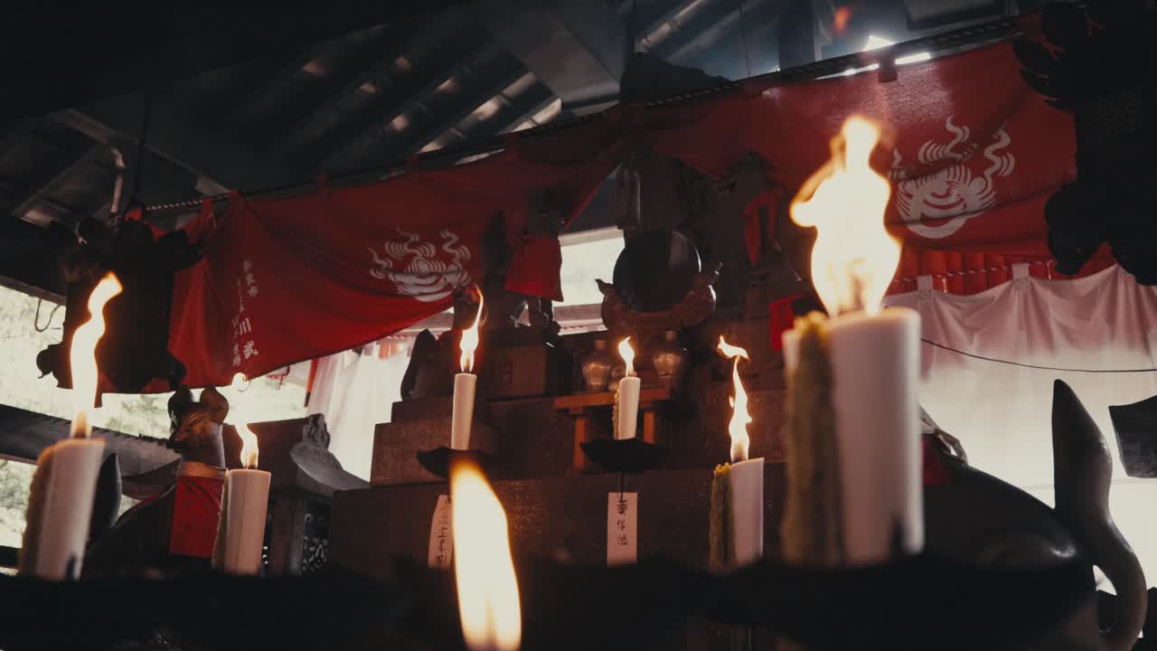 일본 교토의 후시미 이나리 사원 복합 건물에서 전통적인 불