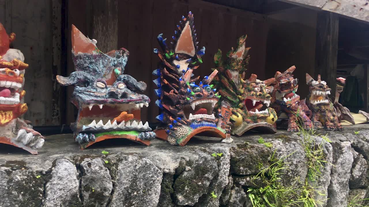 벽에 전시된 다채로운 만화 기념품 수호견 동상