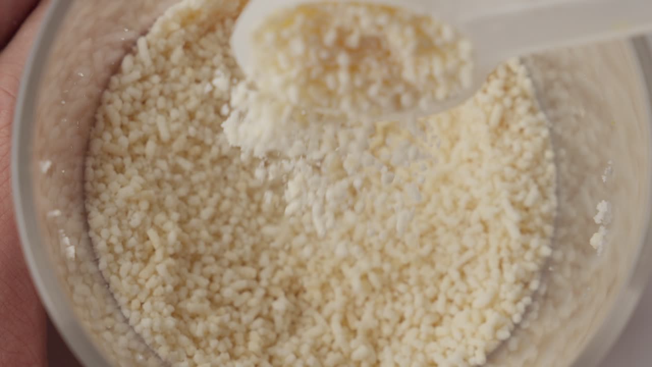 더 많은 향신료와 함께 항아리에 버섯 향신료의 티스을 흘리며, 근접 뷰를 강조합니다.