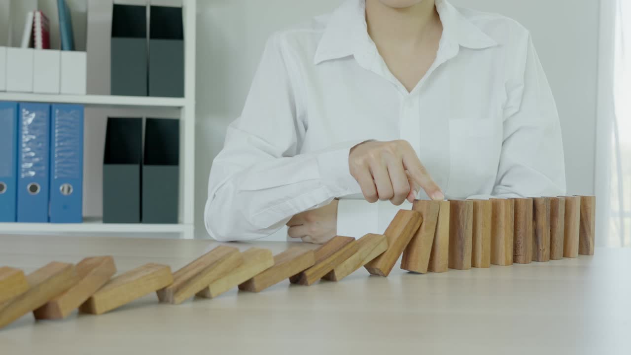 가정 보험 대리인은 벌이 집에 떨어지는 것을 막습니다.