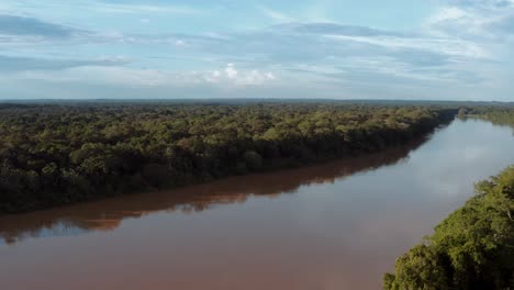 La-Exuberante-Vegetación,-La-Rica-Biodiversidad-Y-La-Tranquilidad-Del-Lugar-Crean-Una-Atmósfera-Mágica.