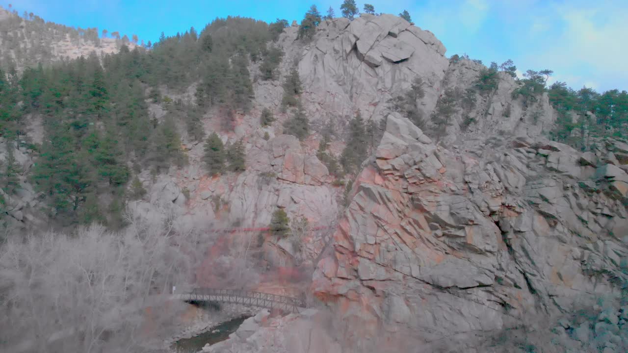 볼더 콜로라도의 언덕 옆에 있는 암벽 등반가