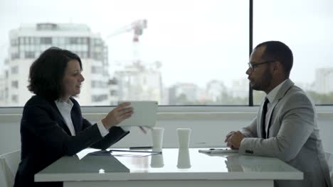 consultor de negocios hablando con un cliente en la oficina