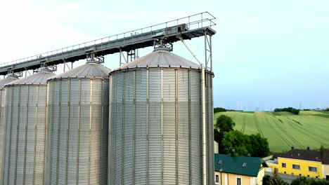 silos agrícolas exterior do edifício para armazenamento e secagem de grãos - tiro de drone