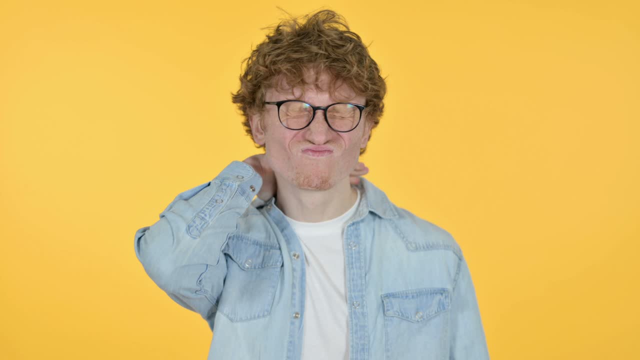 목 통증이 있는 피곤한 은 머리 젊은 남자, 노란색 배경