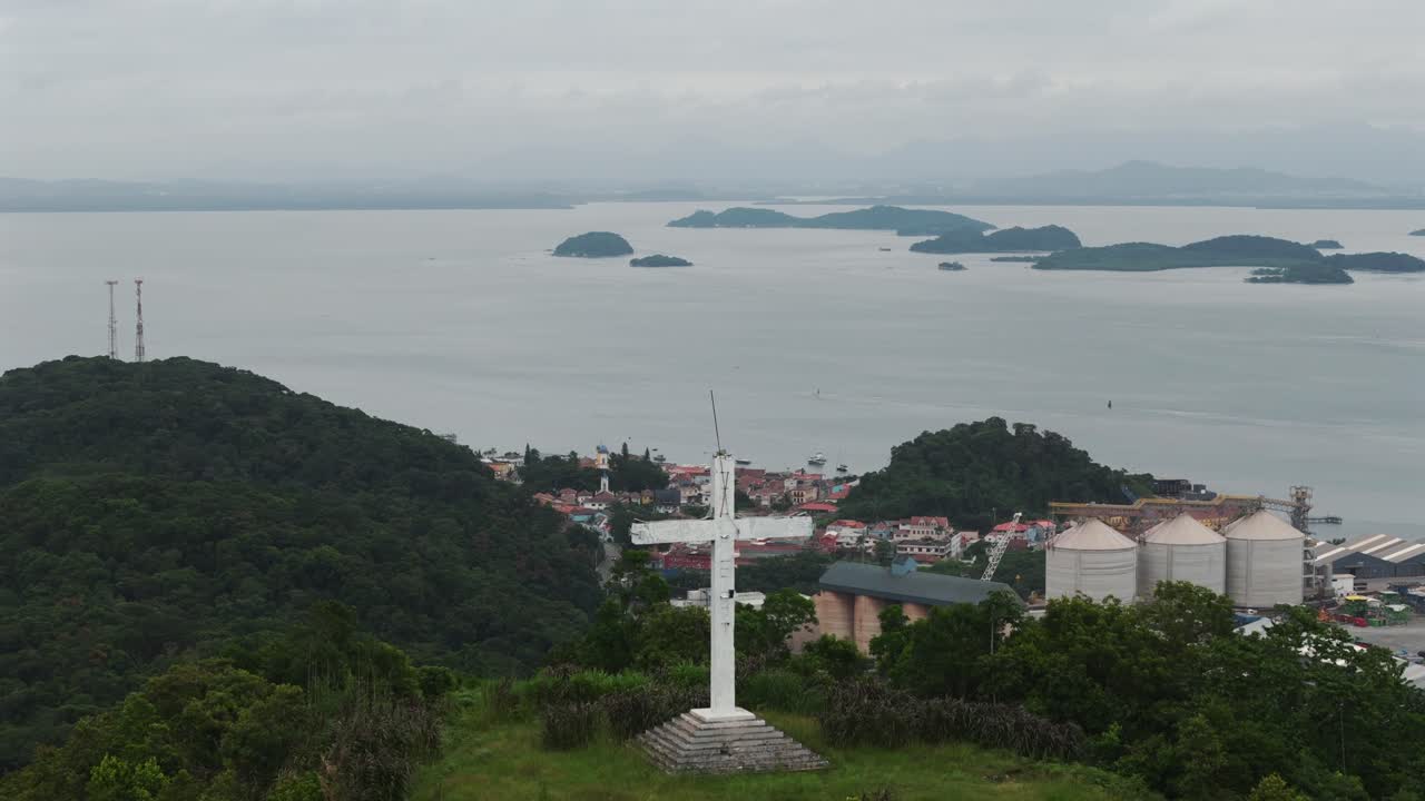 vista aérea de las islas en la bahía de babitonga desde morro da cruz en são francisco do sul, brasil