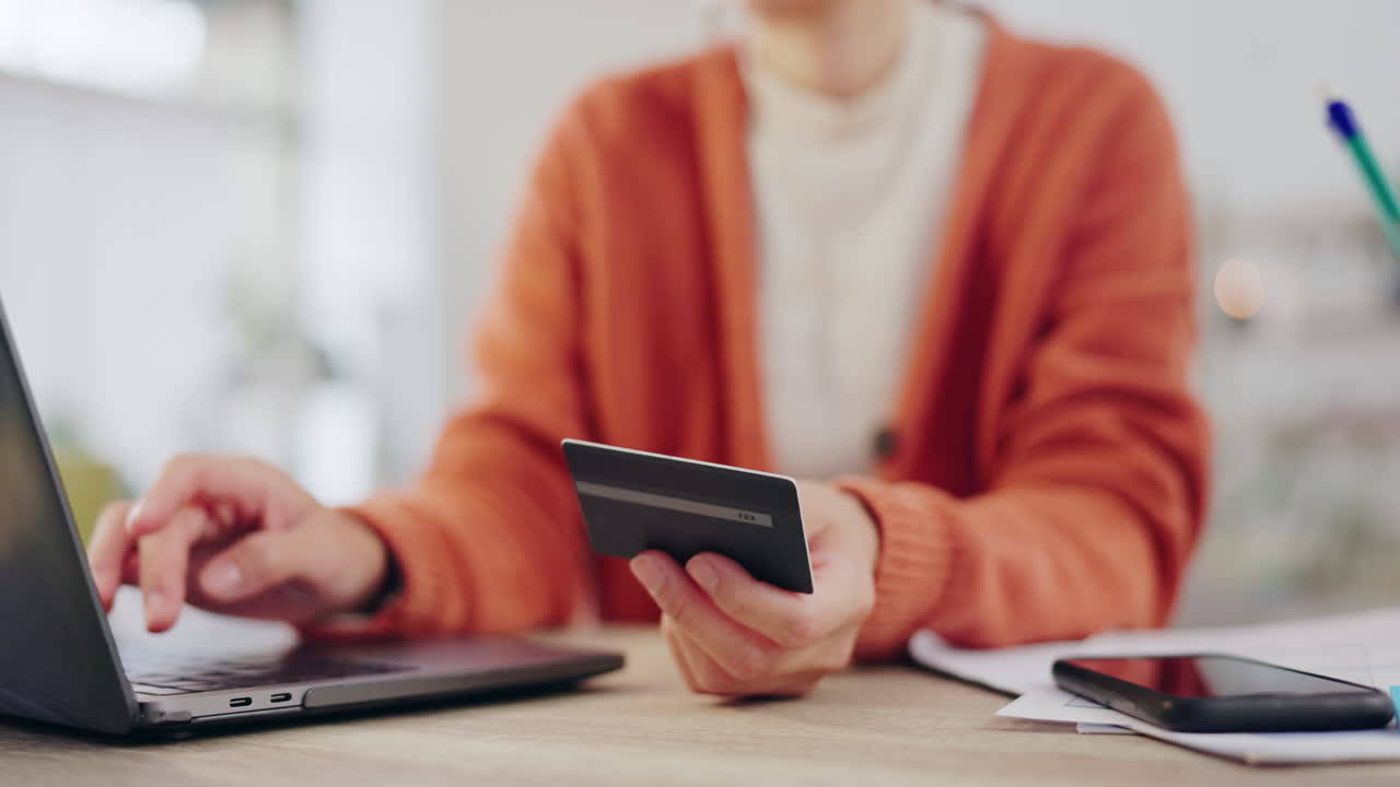 Laptop, carta di credito e shopping online