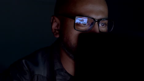 el hombre en la pc usa anteojos con filtro de luz azul, protección para la vista