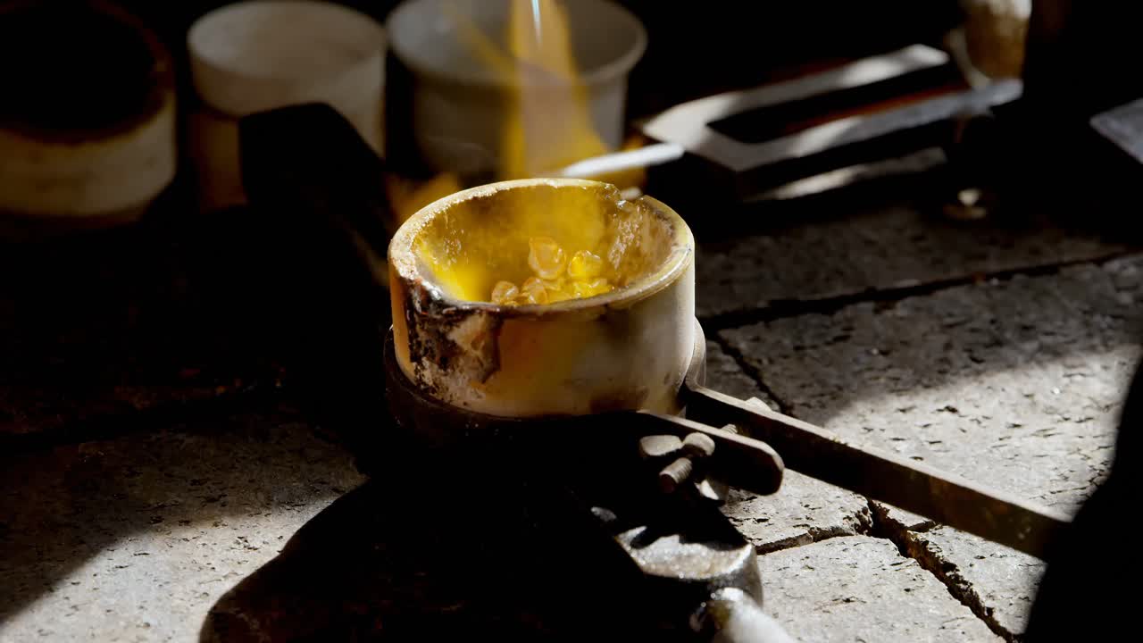 4k 작업장에서 금속을 가열하는 것