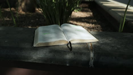 Libro-Sagrado-Junto-A-Un-Fondo-De-Fuente-De-Agua-Pacífica