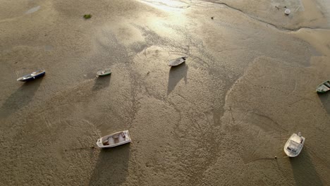 Fischerboote-Bei-Ebbe-Im-Morgengrauen