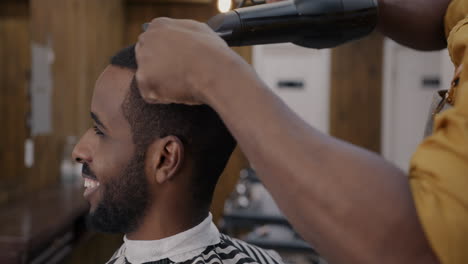 un hombre se corta el cabello en la barbería.