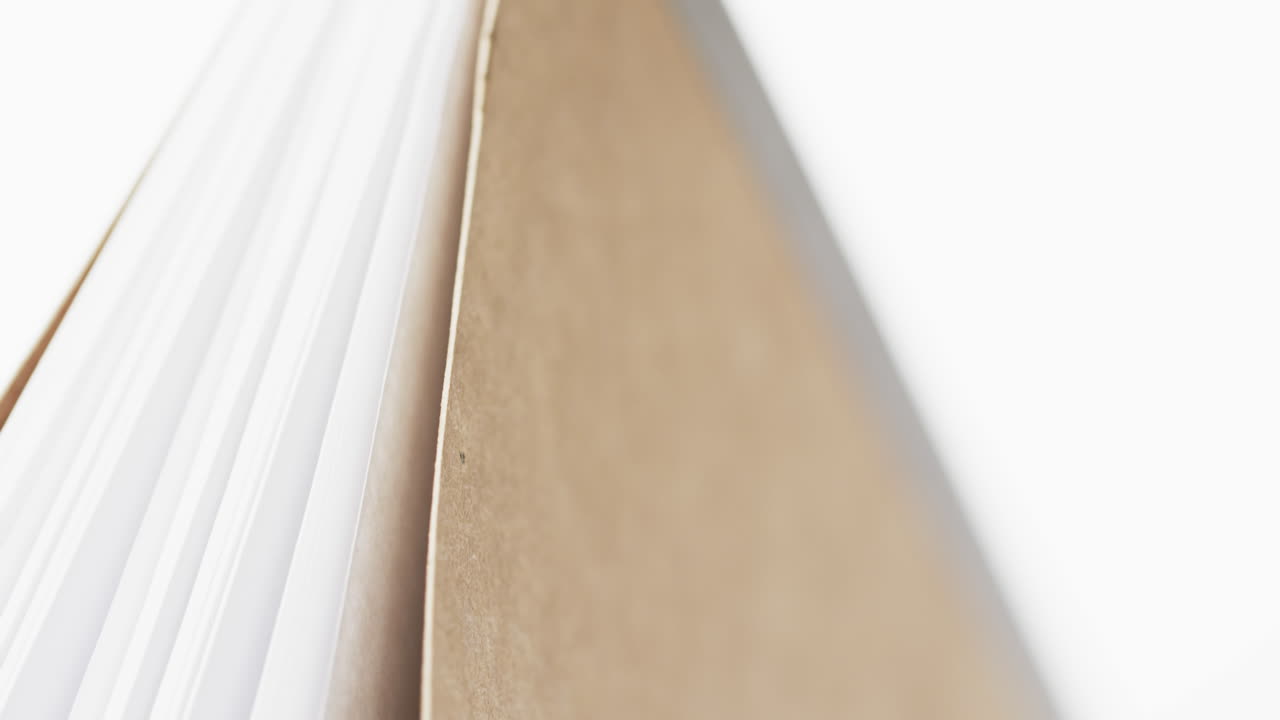 책 페이지의 마이크로와  ⁇  배경에 복사 공간