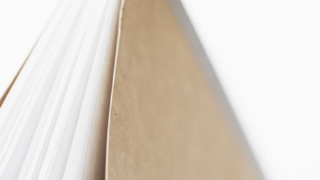 micro de páginas de libros y espacio de copia sobre fondo blanco