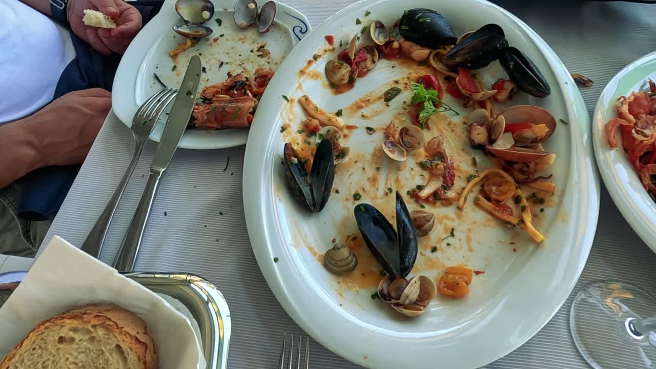 바가에서 해산물과 와인을 즐기고