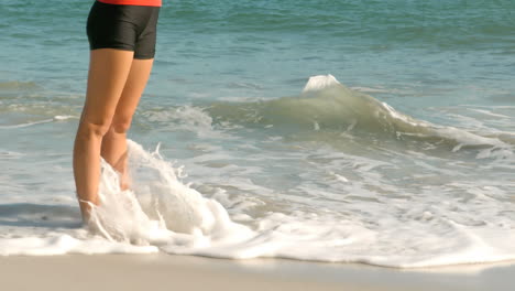 mujer de pie en la playa