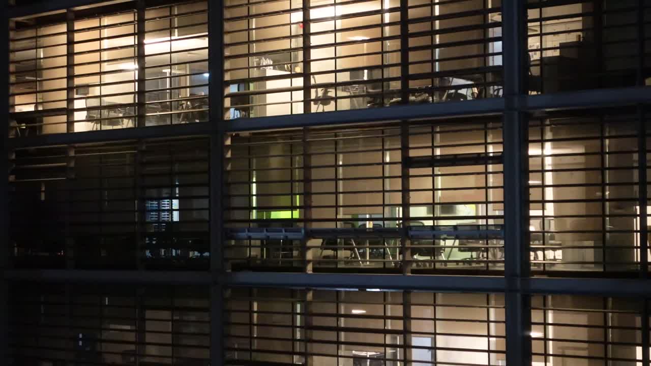 edificio de oficinas por la noche