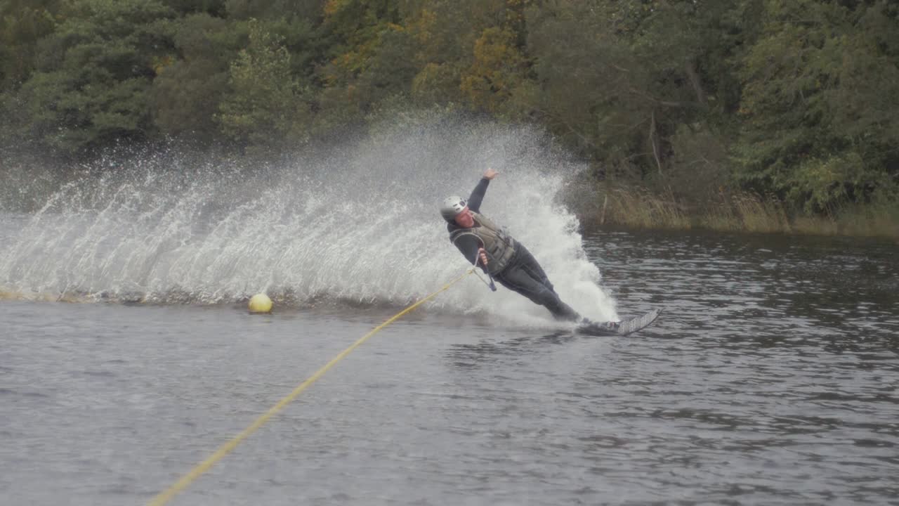 수상 스키 선수 슬라롬 스키는 부표 주위를 넓게 자릅니다.