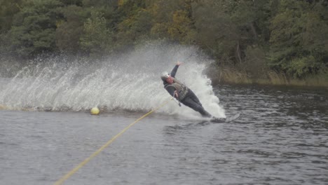 Wasserskifahrer-Slalom-Ski-Schneidet-Weit-Um-Die-Boje-Herum