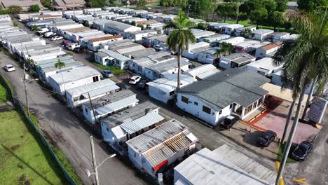 Low-class-Mobile-Homes-in-dangerous-suburb-district-of-Hallandale-Beach,-Florida