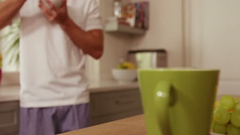 vista de la sección media de un hombre comiendo cereales