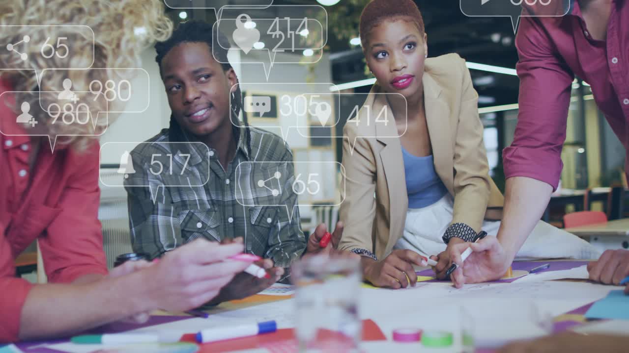 Marketingteam kommenterer på layouts, mens en midterste taler peger med en rød markør, og metrics stiger på telefonen