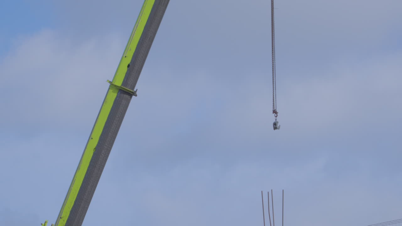 vista del gancho de elevación de una grúa móvil alta y pesada