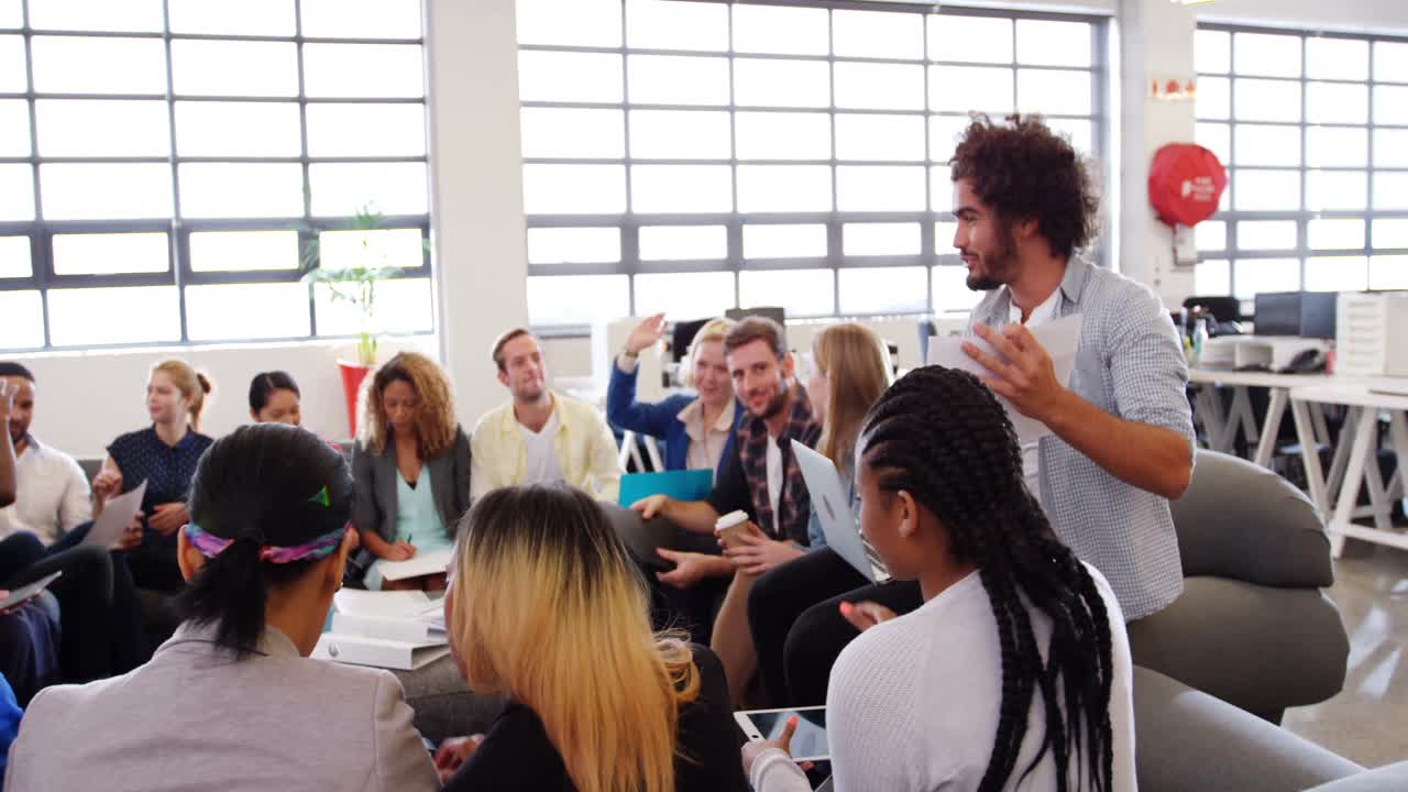 Gruppo di dirigenti d'azienda che applaude durante una riunione