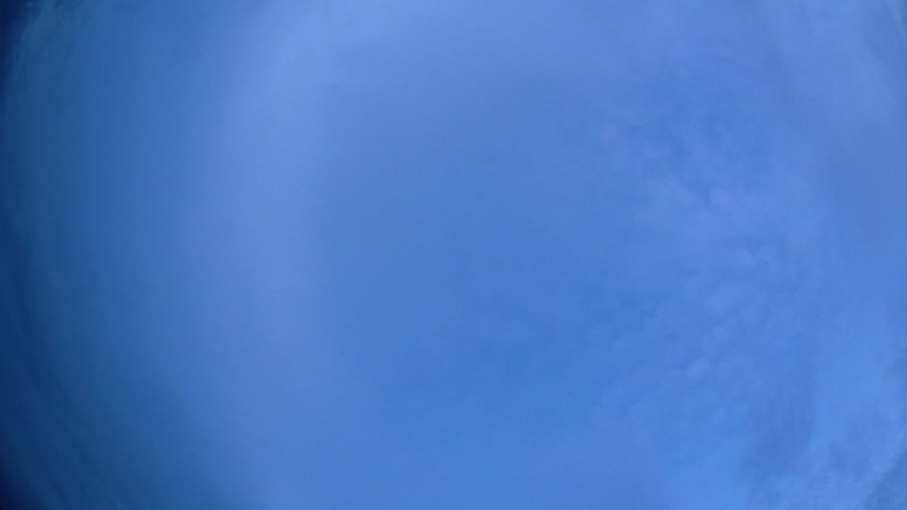 cielo azul y capa de nubes moviéndose en una hermosa tarde soleada