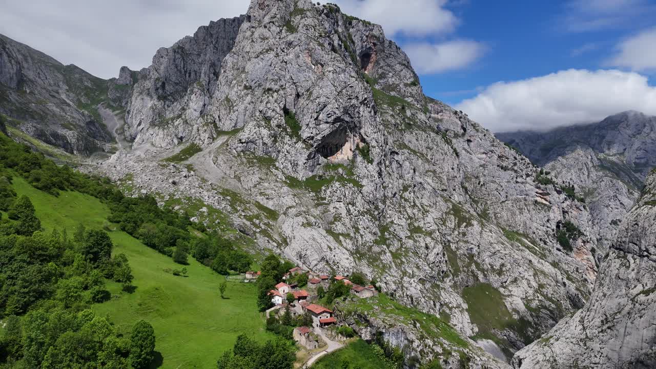 스페인의 네스 산악 마을 피코스 드 유로파 (picos de europa) 에서 드론을 철수시켰습니다.