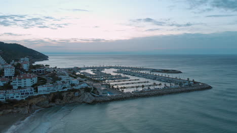 Drone-Sobre-El-Horizonte-Del-Mar-Horizonte-De-La-Puesta-Del-Sol,-Crepúsculo-Sobre-La-Ciudad-Portuaria-En-Europa