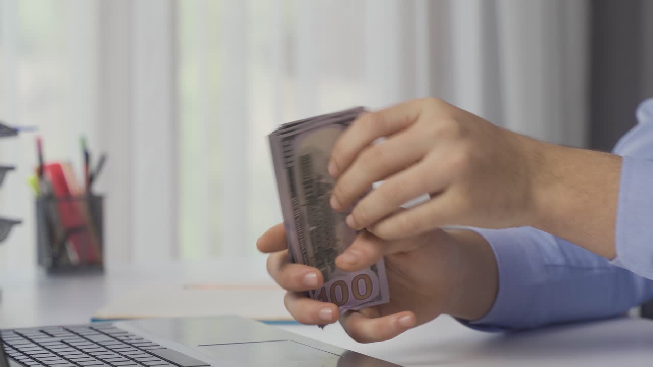 ganar dinero. manos masculinas amando y acariciando el dinero ganado. ganancia financiera.