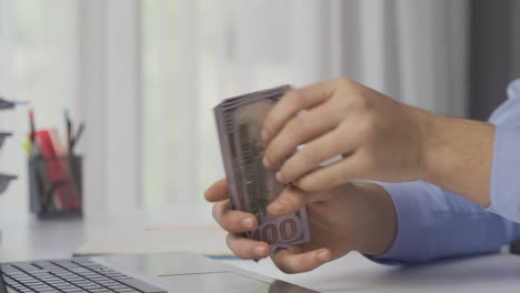 ganar dinero. manos masculinas amando y acariciando el dinero ganado. ganancia financiera.