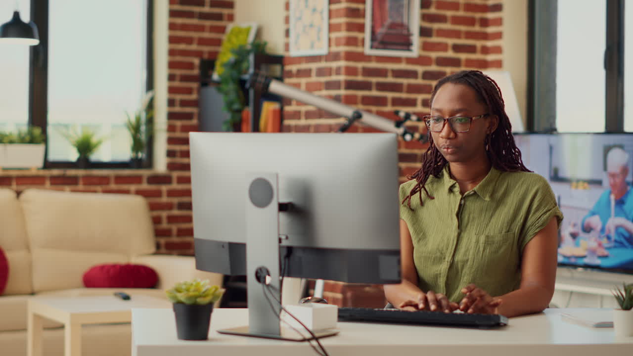 Libera professionista che usa il computer per lavorare a una relazione aziendale