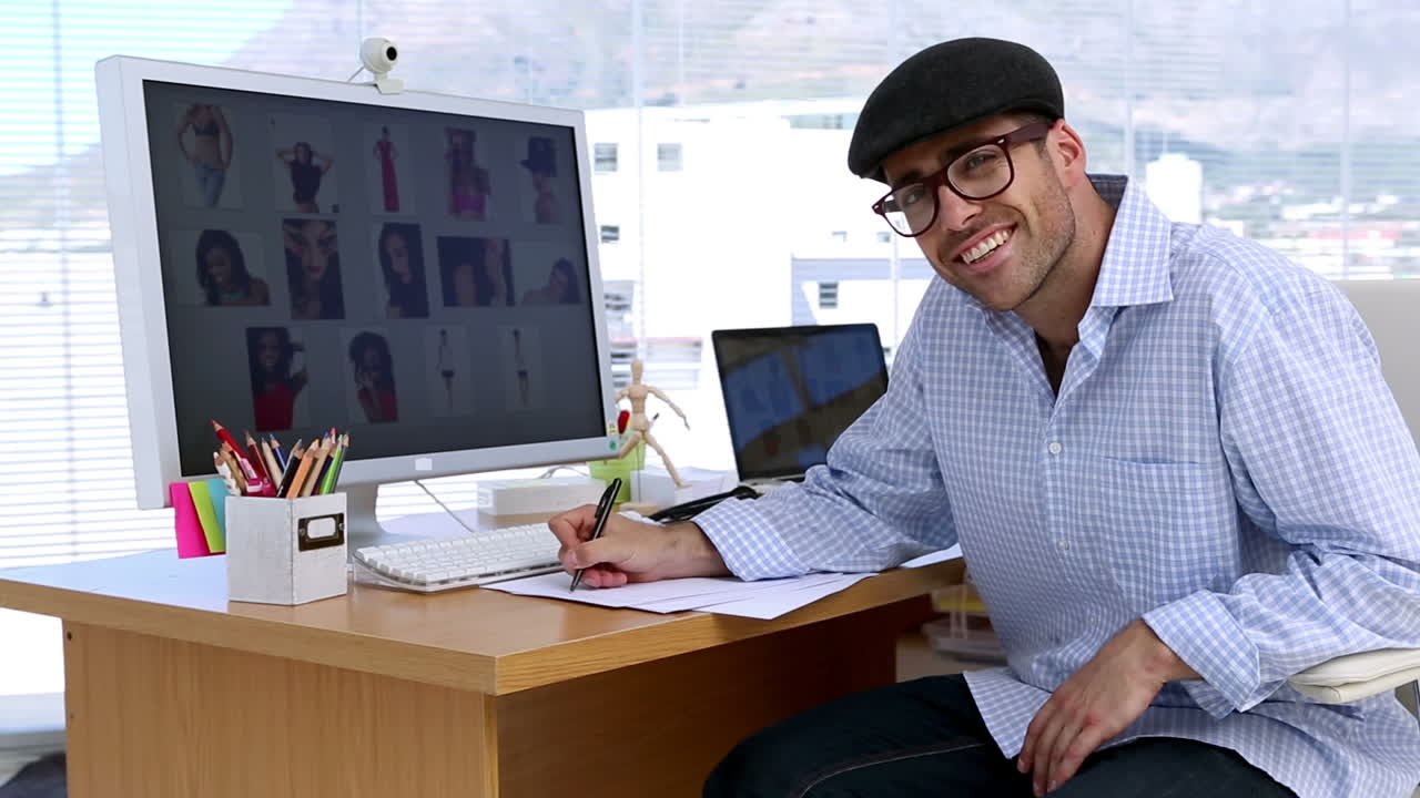 editor de fotos alegre escribiendo en un papel