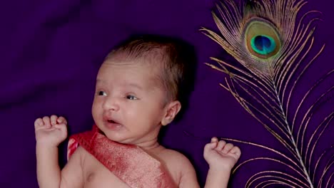 Neugeborener-Junge-In-Krishna-Gekleidet-Niesausdruck-Aus-Dem-Oberen-Winkel
