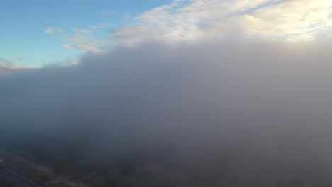 Flug-Mit-Dunst-Im-Morgengrauen-Auf-Einer-Autobahn