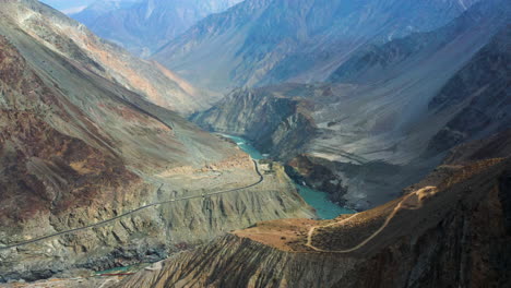 vista de la carretera de karakoram desde la montaña y el río indo en pakistán - toma aérea de drones