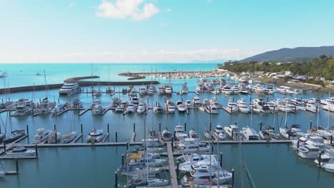 Blick-Auf-Den-Horizont-Von-Wunderschönen-Coral-Sea-Marina-Airlie-Beach-Ein