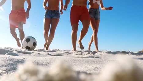 grupo de amigos jugando al fútbol