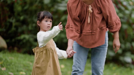 공원에 있는 여자와 아이
