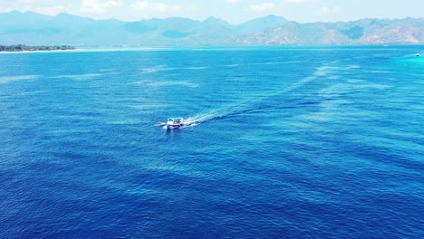 Barco-Turístico-Navegando-A-Través-Del-Mar-Azul-Hacia-Hermosos-Destinos-En-Islas-Tropicales-Con-Playas-Exóticas-Vírgenes,-Indonesia