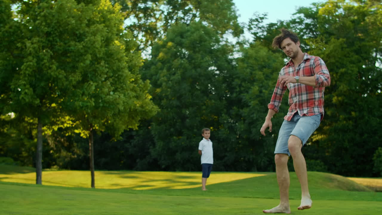 hombre haciendo flip en el prado verde