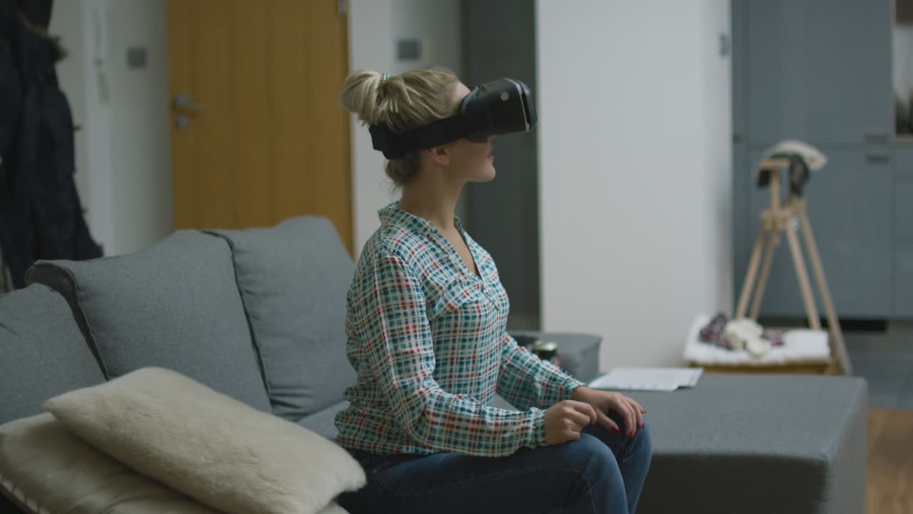 mujer sorprendida en auriculares vr