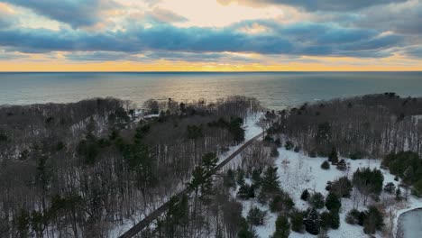 Empujando-Lentamente-Hacia-El-Sol-Al-Atardecer-Sobre-El-Lago-Michigan