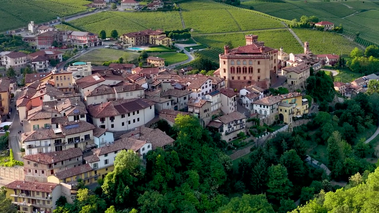Una telecamera drone riprende lo storico borgo di Barolo e le verdi colline vitate circostanti
