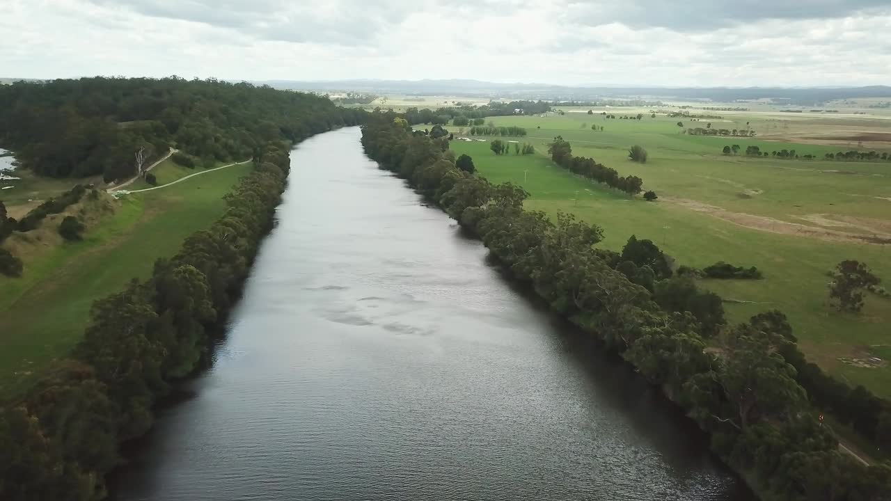Marlo ve Orbost arasındaki Snowy Nehri üzerinde alçalan hava çekimi, Gippsland, Victoria, Avustralya, Aralık 2020.