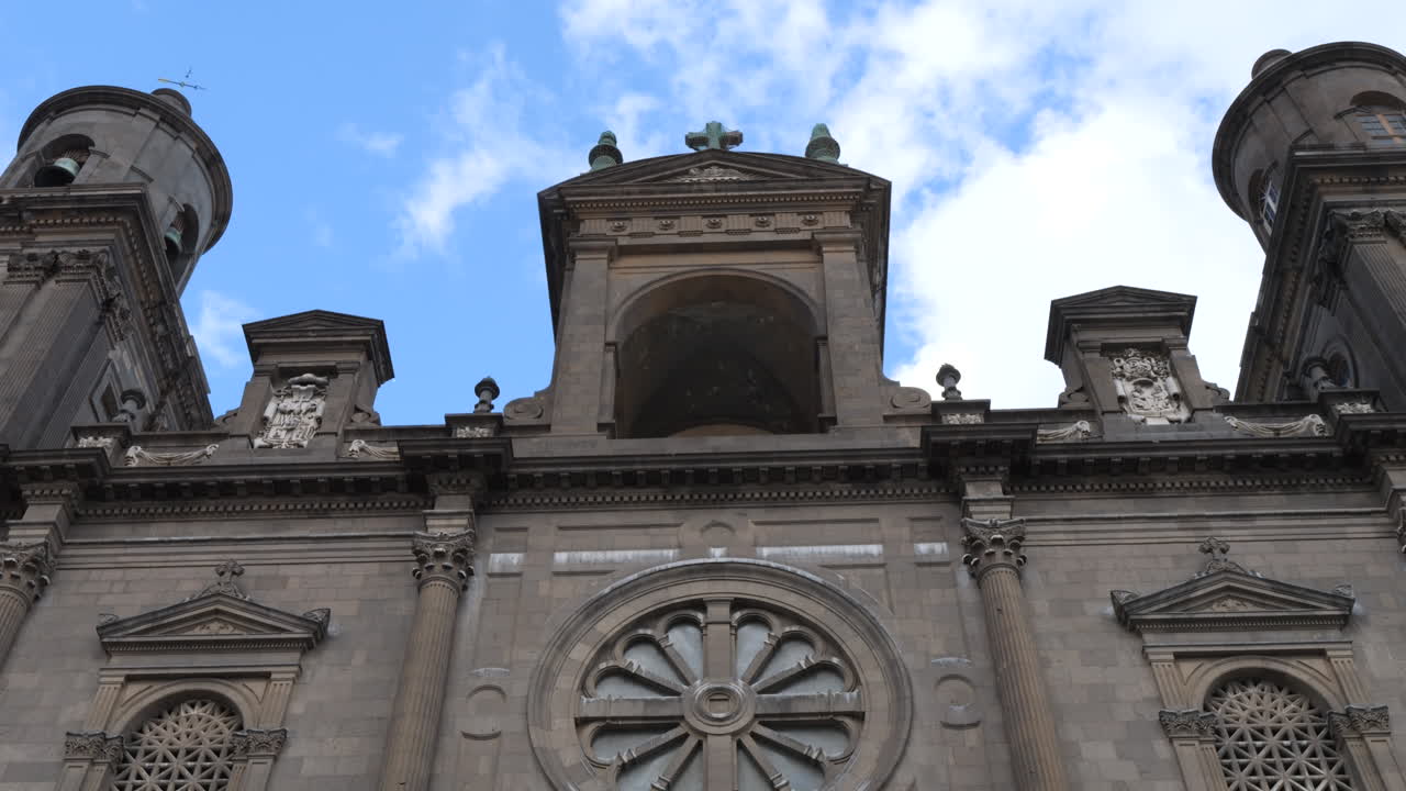 라스 팔마스 데 그란 카나리아에서 화창한 날 산타 아나 대성당을 닫습니다.