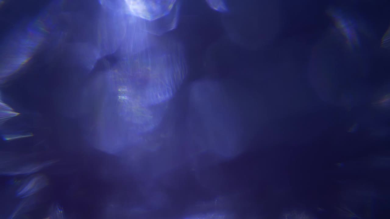 Fughe di luce astratte blu e viola con effetto bokeh